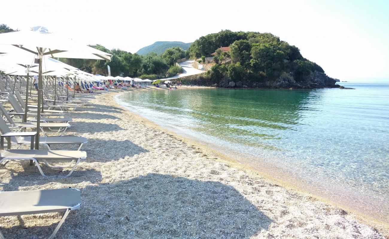 Photo de Agios Paraskevi beach avec petits galets blancs de surface