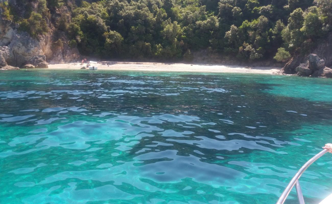 Photo de Trypa beach avec petits galets blancs de surface