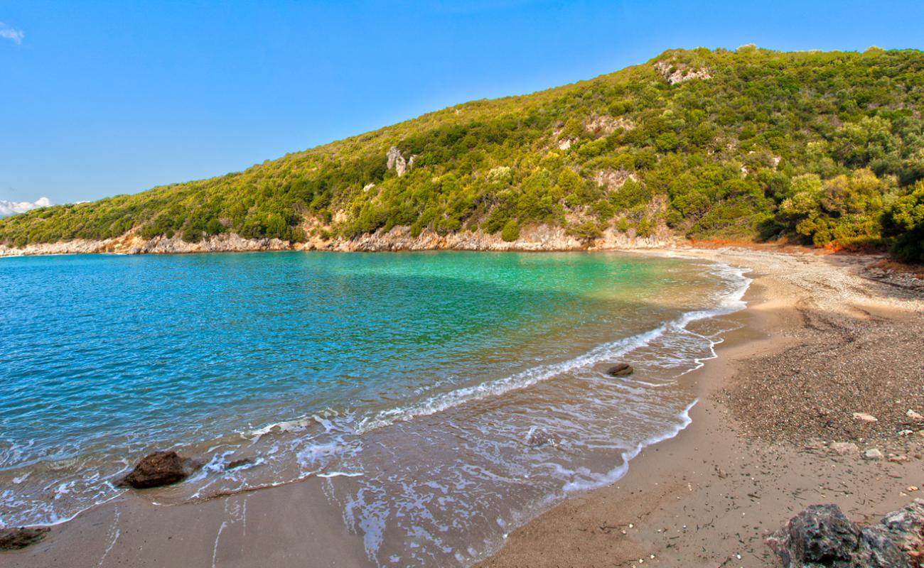 Photo de Stavrolimena beach avec sable de coquillages blanc de surface