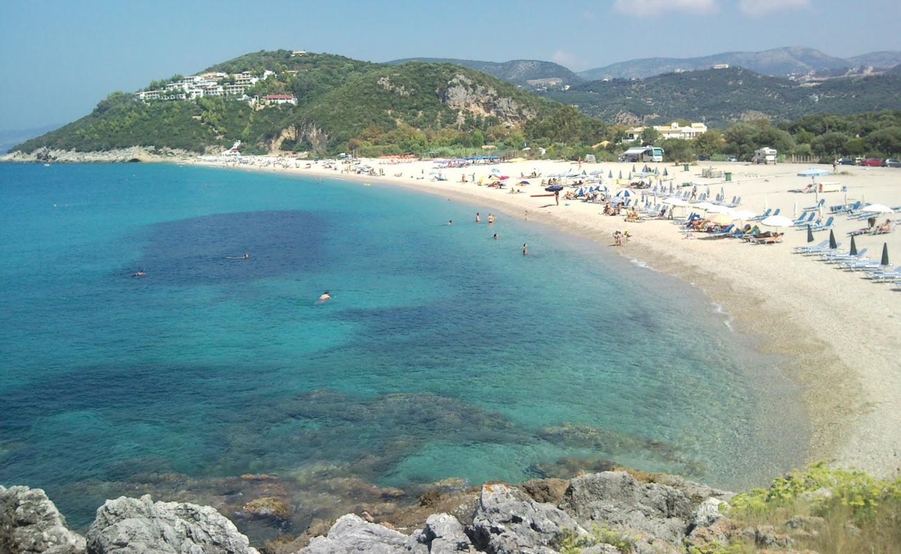 Photo de Karavostasi beach avec sable coquillier blanc de surface