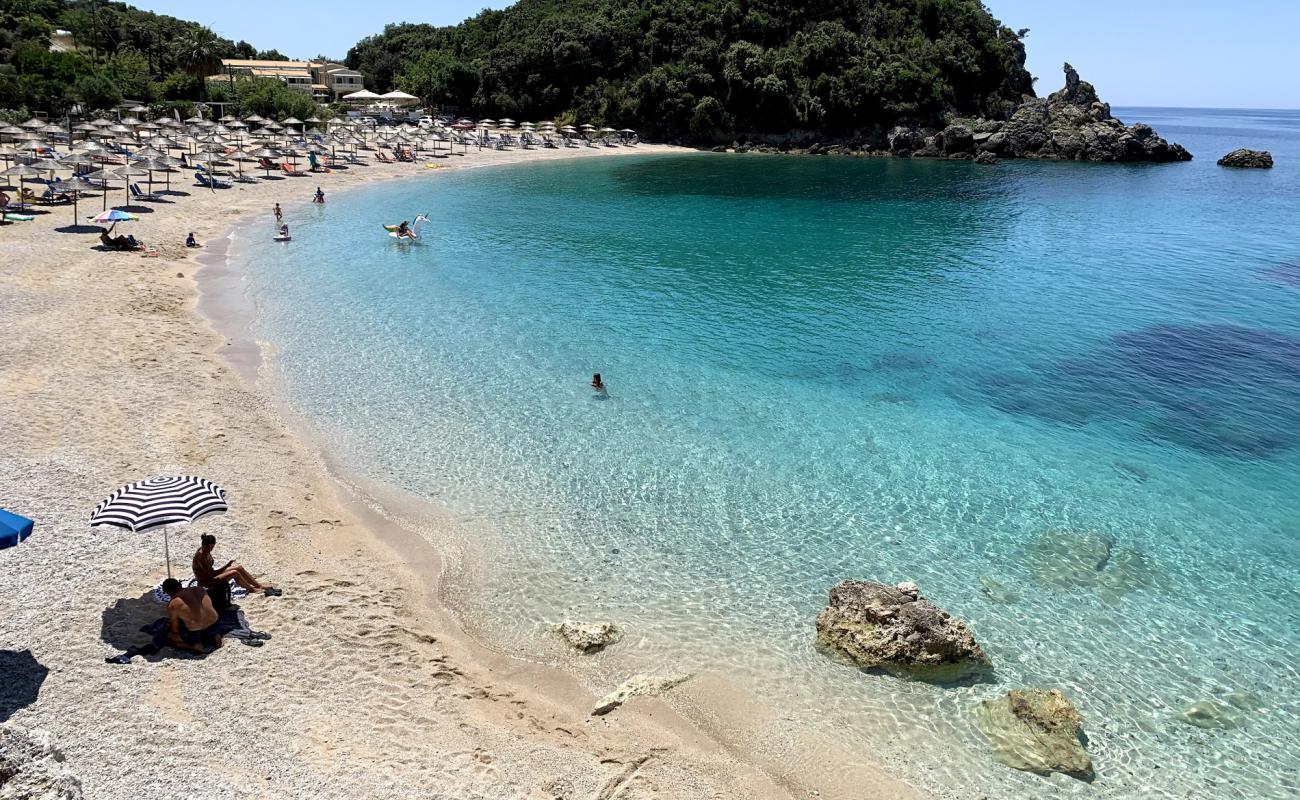 Photo de Plage de Sarakiniko avec sable coquillier lumineux de surface