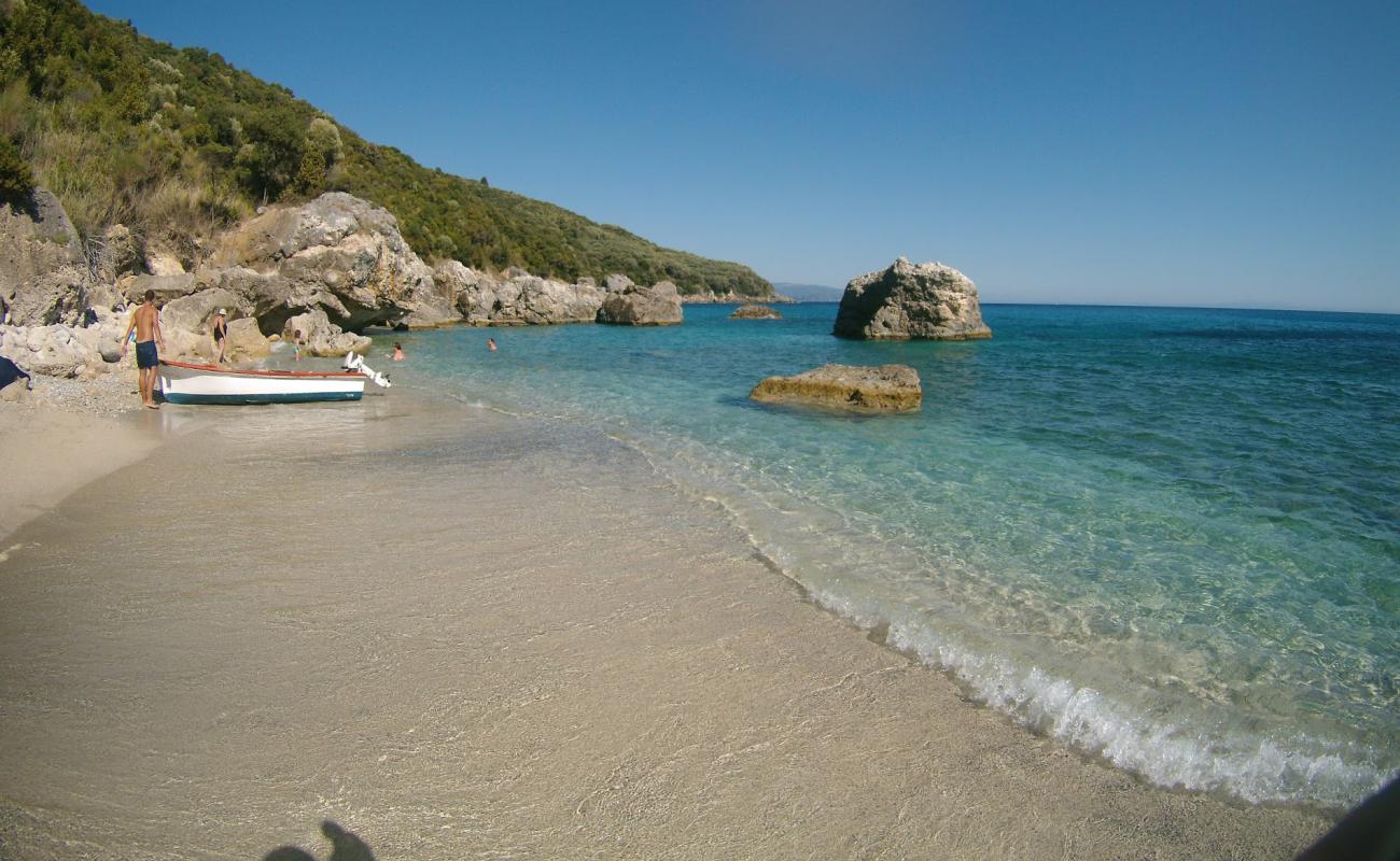 Photo de Agios Sostis beach avec sable coquillier lumineux de surface