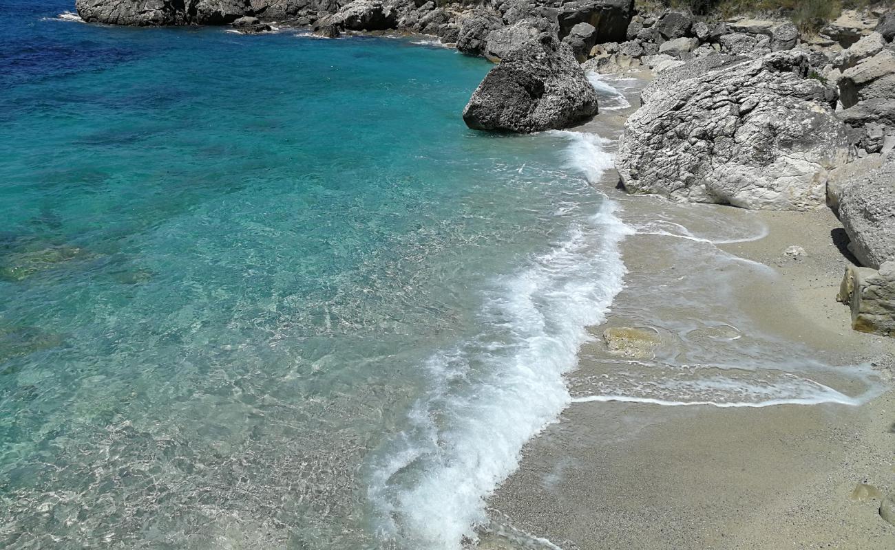 Photo de Spartila beach avec sable coquillier lumineux de surface