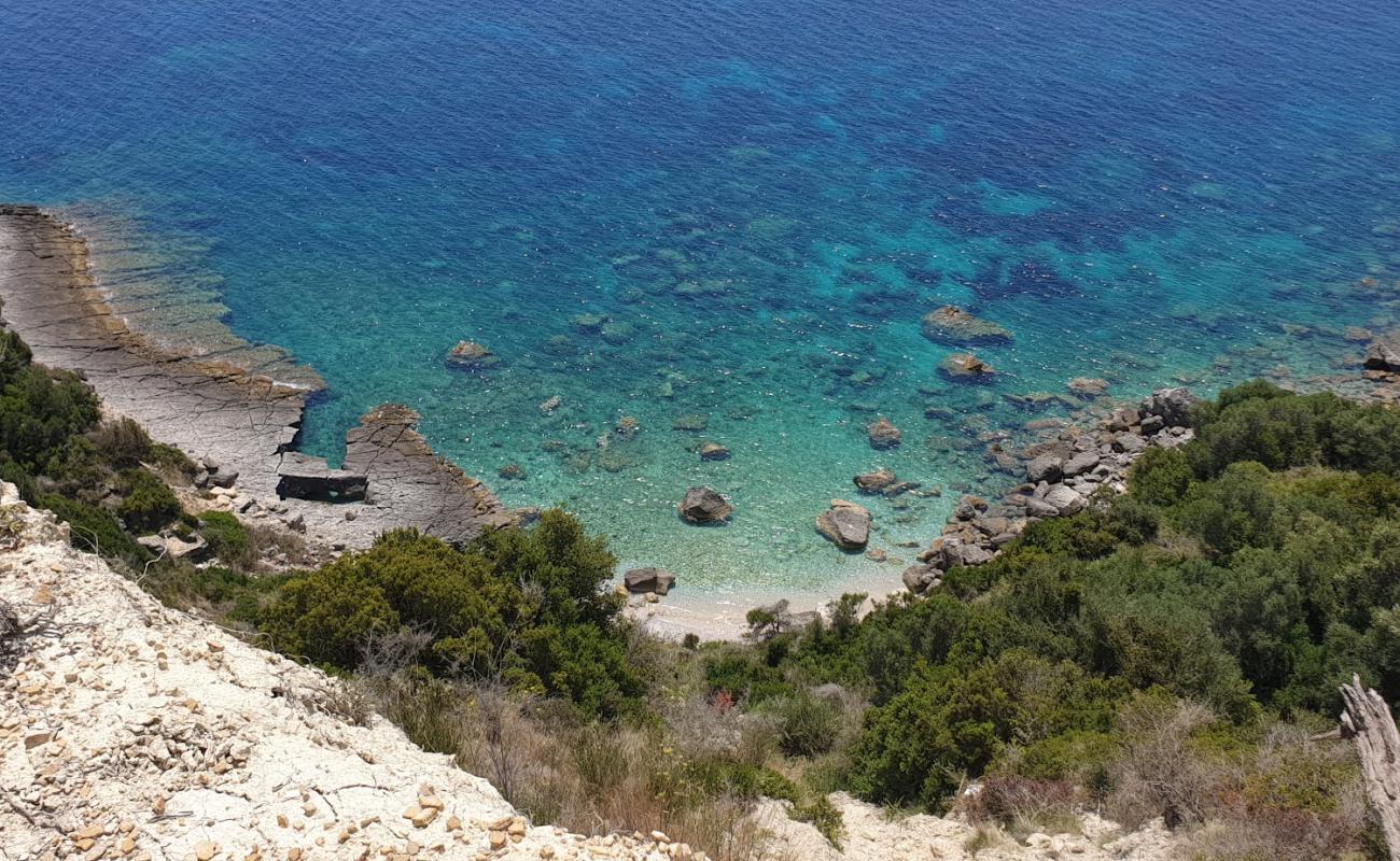 Photo de Plakero beach avec sable coquillé beige de surface