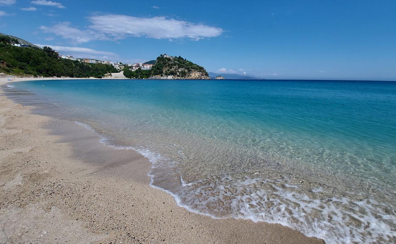 Photo de Plage de Valtos avec sable coquillier lumineux de surface