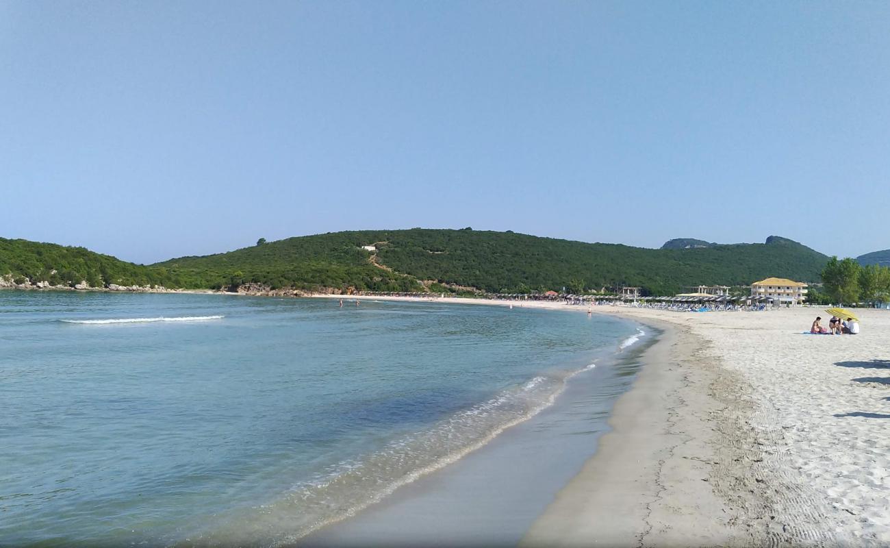 Photo de Plage d'Ammoudia avec sable blanc de surface