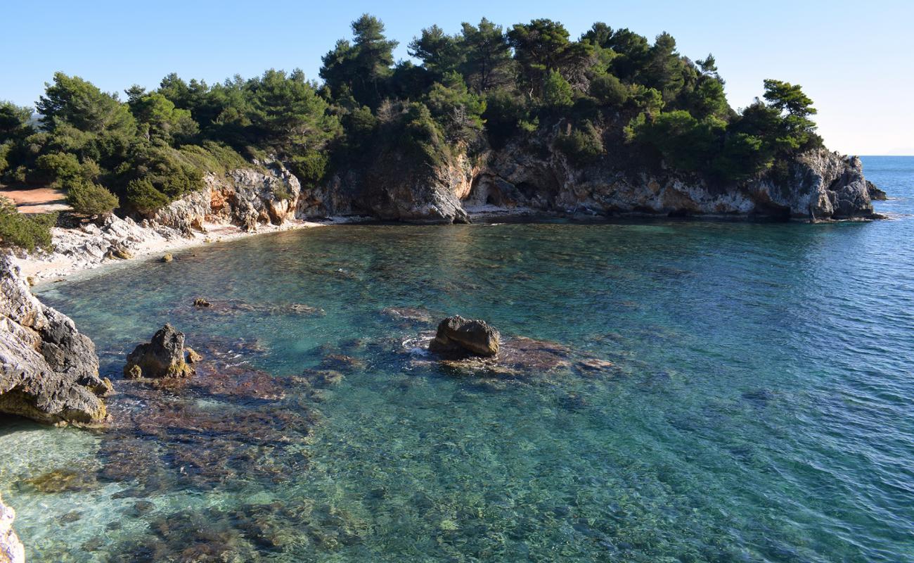 Photo de Amoni beach avec roches de surface