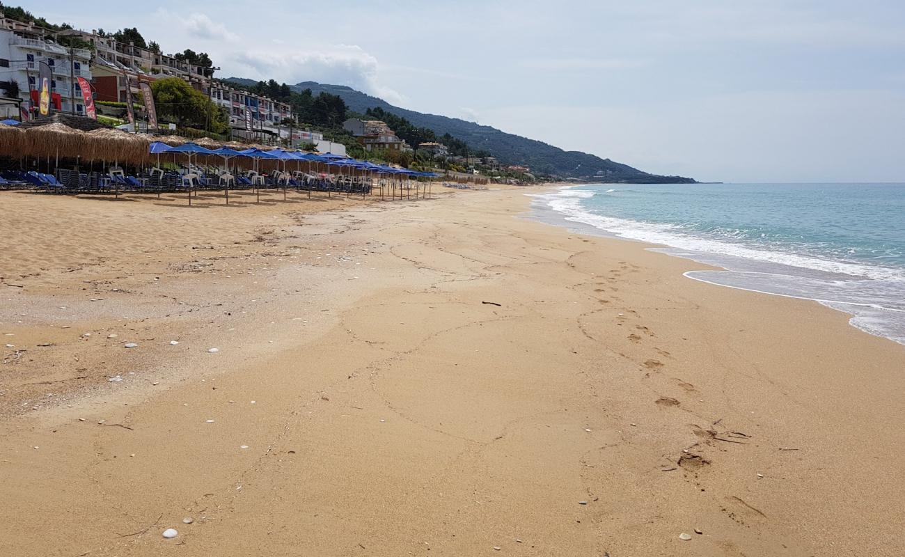 Photo de loutsas beach avec sable lumineux de surface