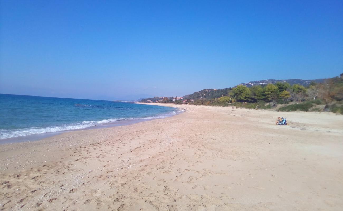 Photo de Lygia beach avec sable lumineux de surface