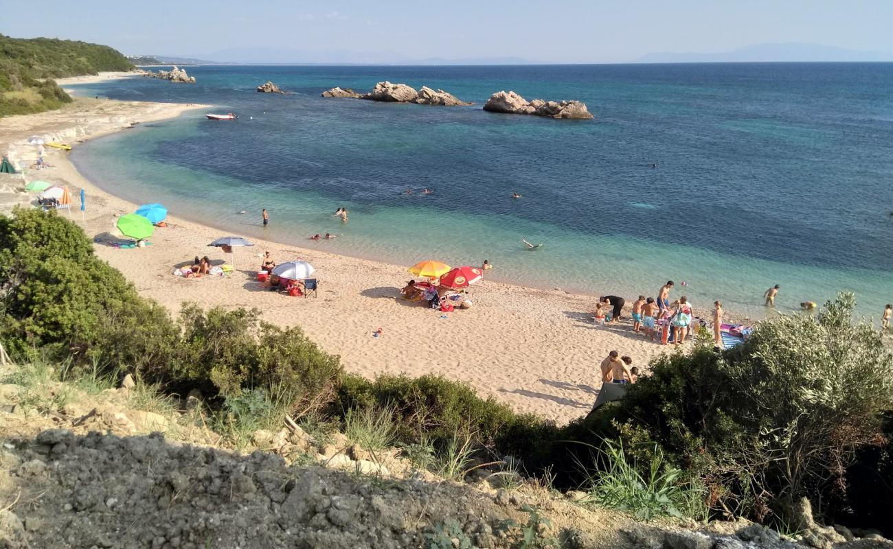 Photo de Artolithia beach avec sable clair avec caillou de surface