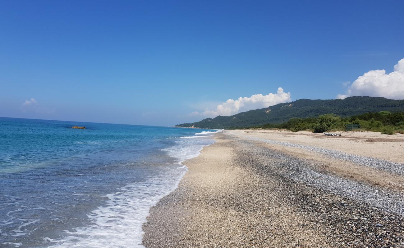 Photo de Lefka beach avec sable clair avec caillou de surface