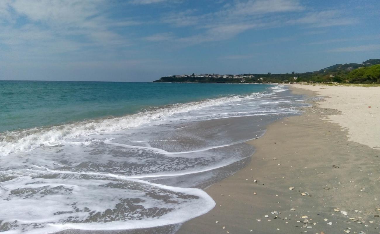 Photo de Kastrosykia beach avec sable lumineux de surface