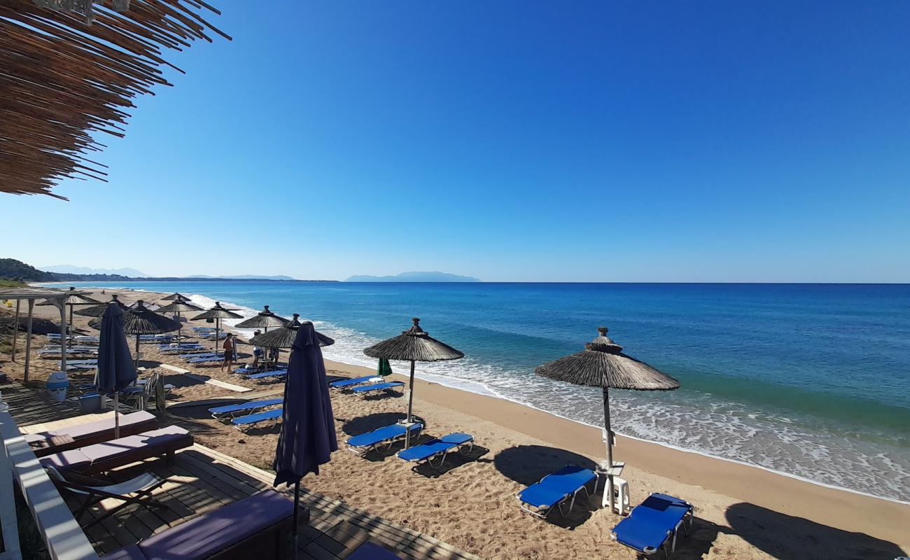 Photo de Kanali beach avec sable beige de surface