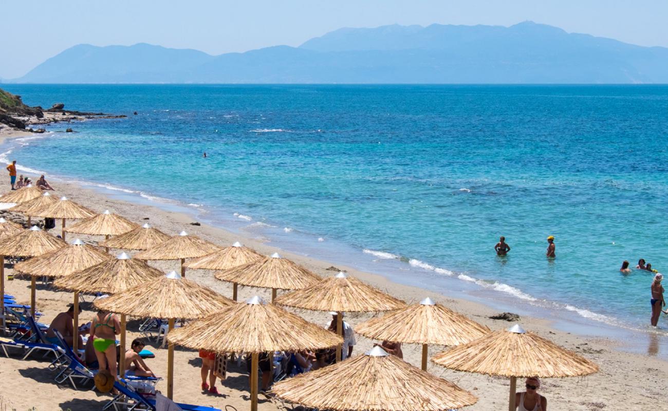 Photo de Iiliovasilema beach avec sable brun de surface