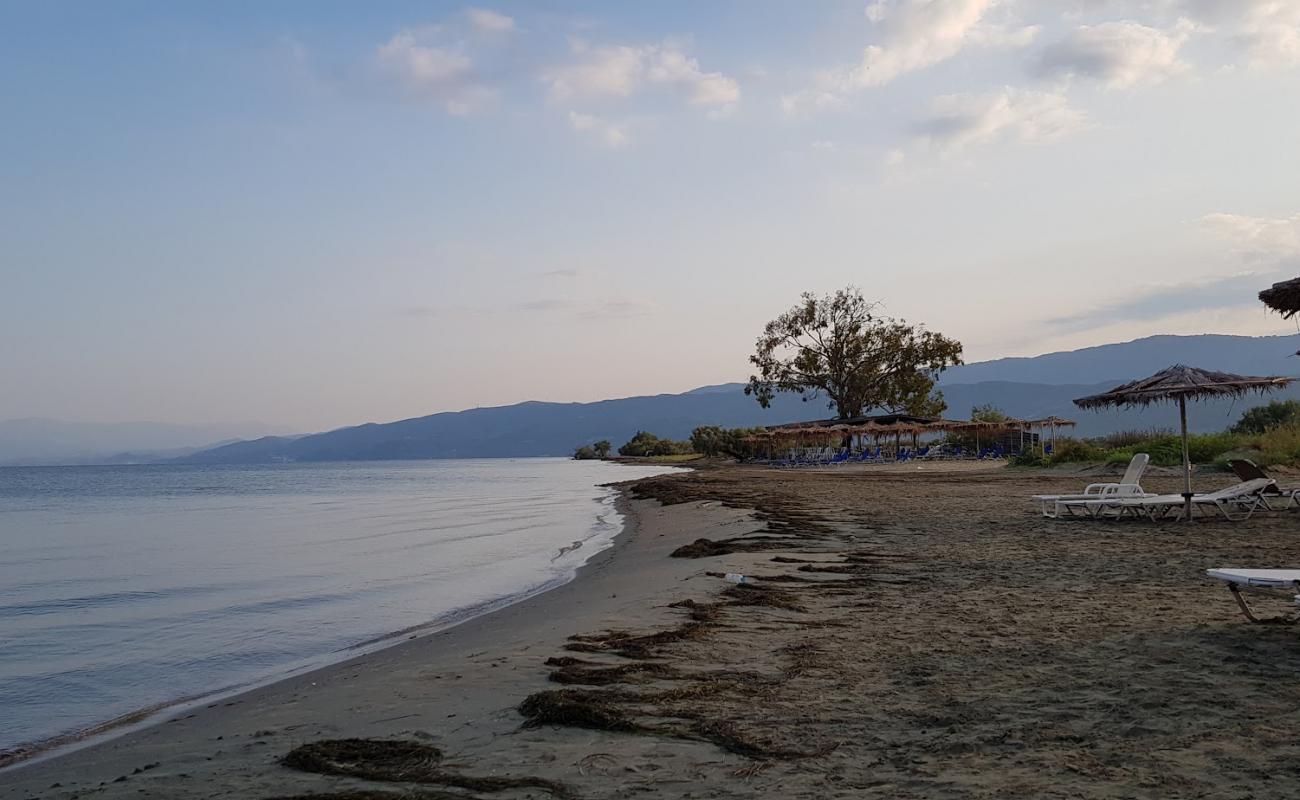 Photo de Arapis Beach avec sable gris de surface