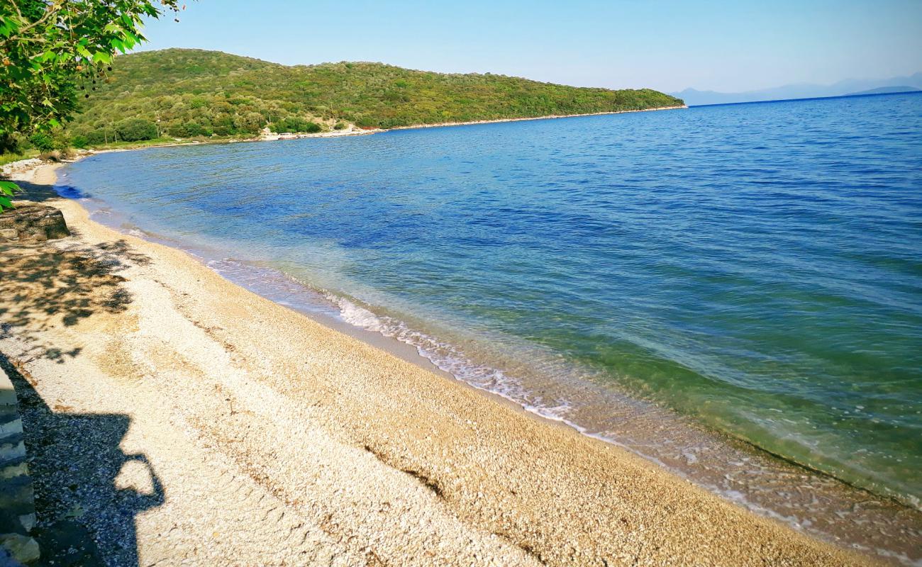 Photo de Porticciolo beach avec caillou gris de surface