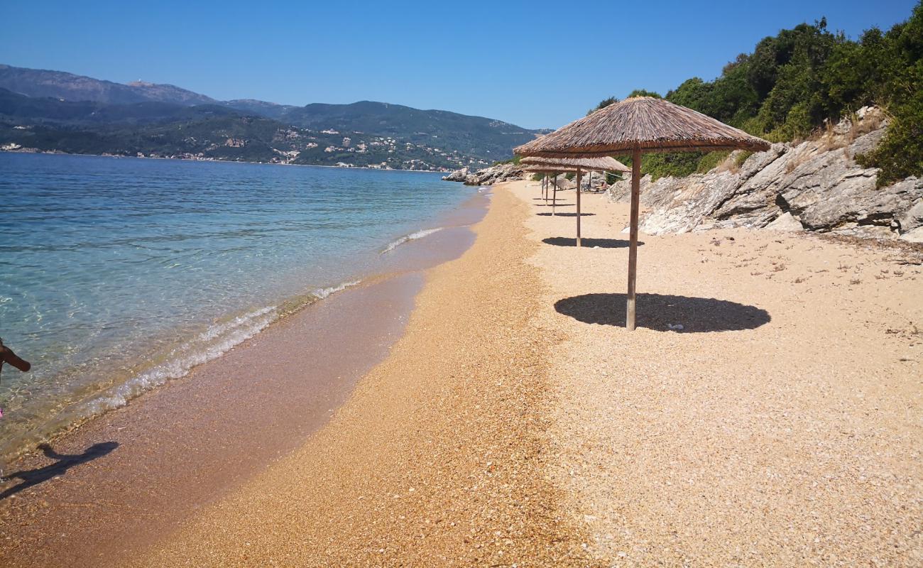 Photo de Lygia beach avec petits galets beige de surface