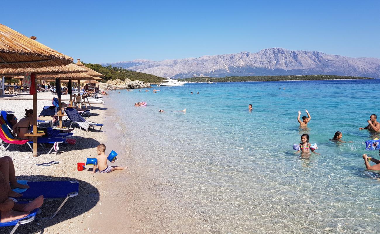 Photo de Plage de Vathiavaly avec petits galets blancs de surface