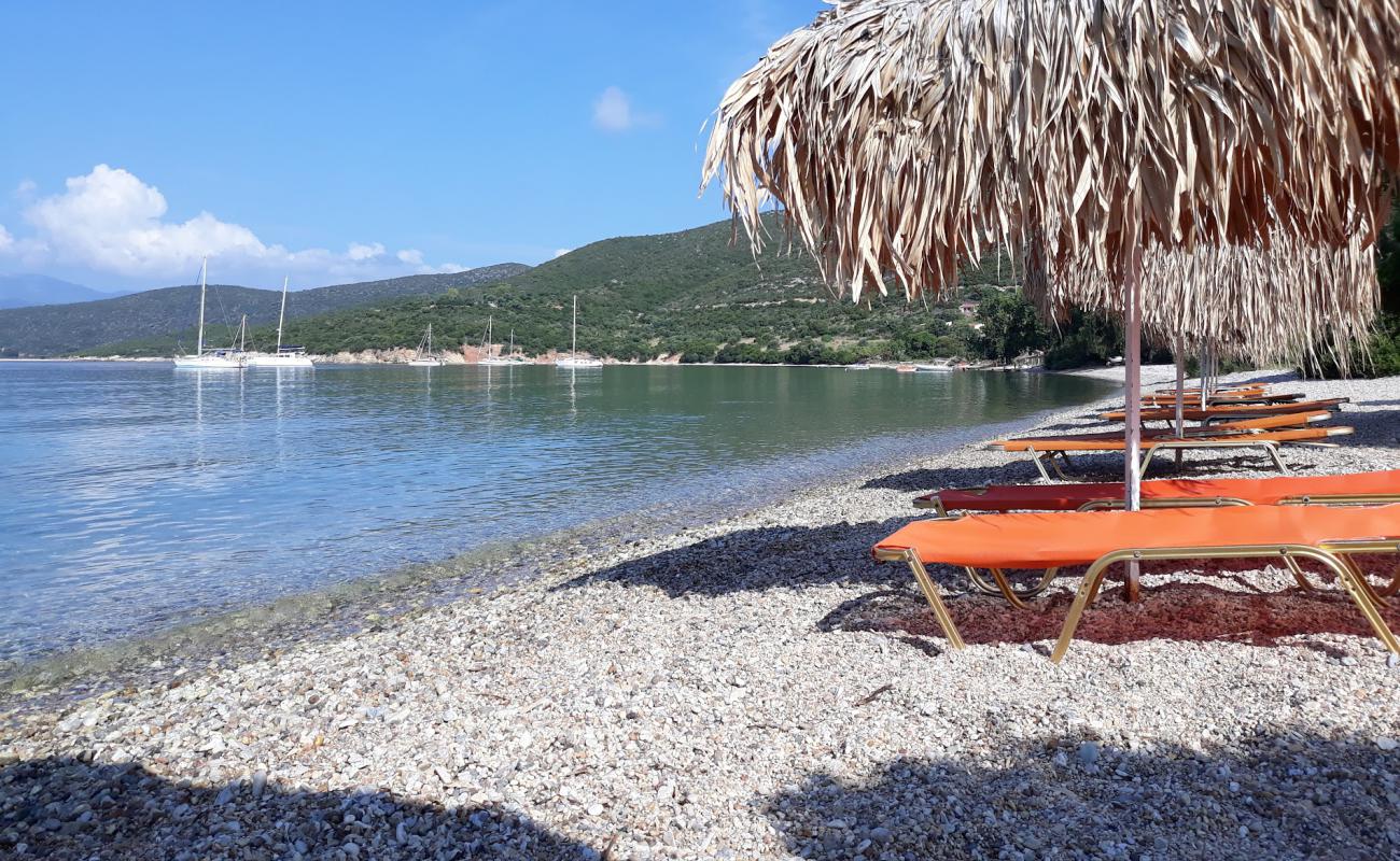 Photo de Plage de Varko avec petits galets beige de surface