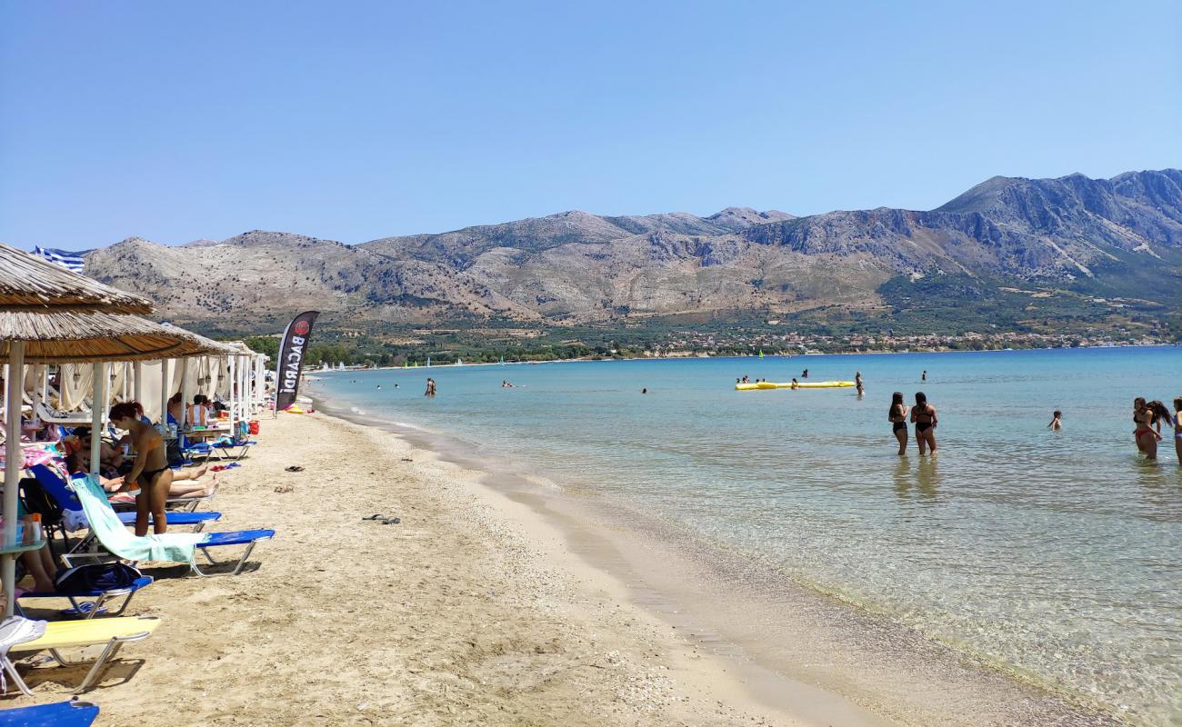Photo de Potamaki beach avec sable brun de surface