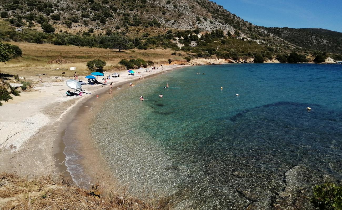 Photo de Agrilia beach avec caillou fin clair de surface