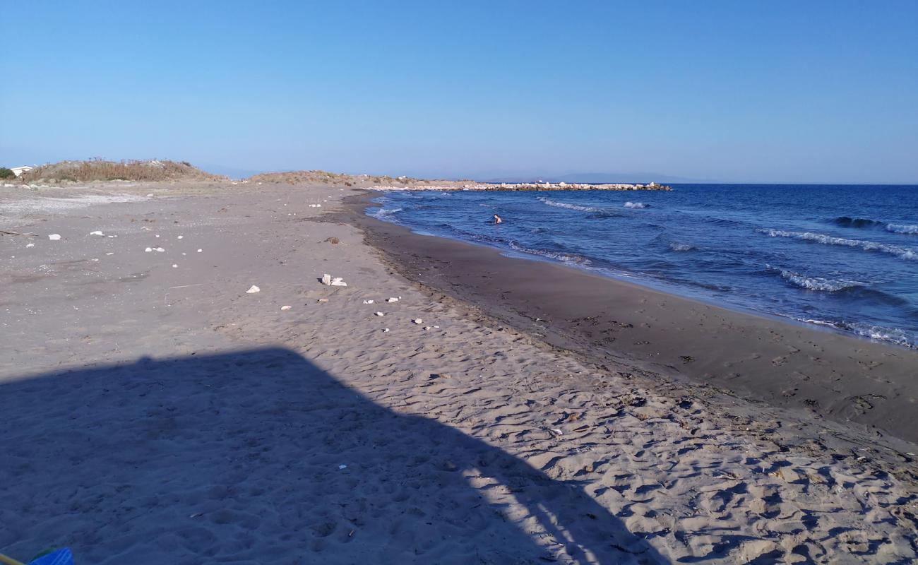 Photo de Paliopotamos beach avec sable noir avec caillou de surface