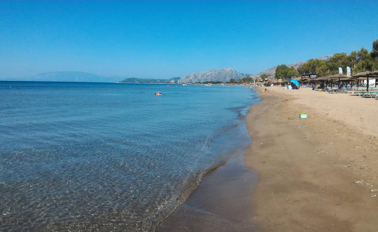 Photo de Louros beach avec sable brun de surface