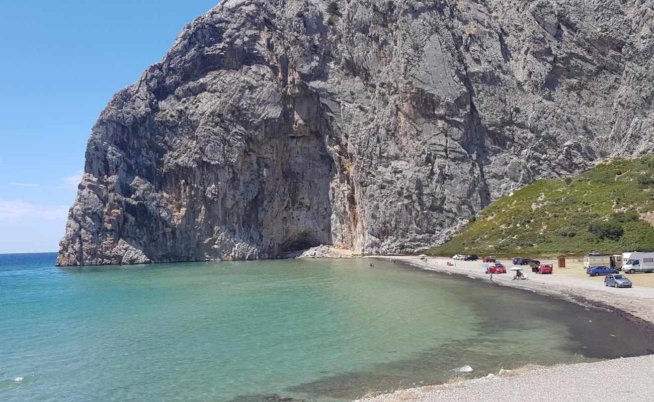 Photo de Rocky beach avec sable gris & galets de surface