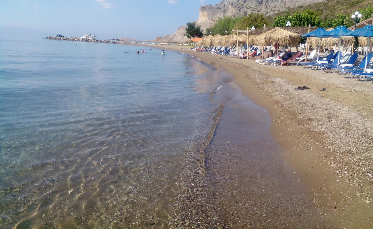 Photo de Kato Vasiliki beach avec sable gris & galets de surface