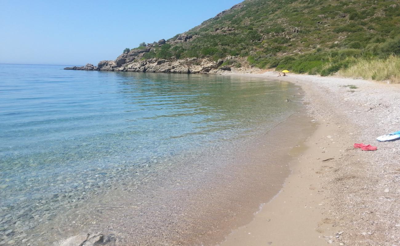 Photo de Kato Kalavrouza beach avec sable gris de surface