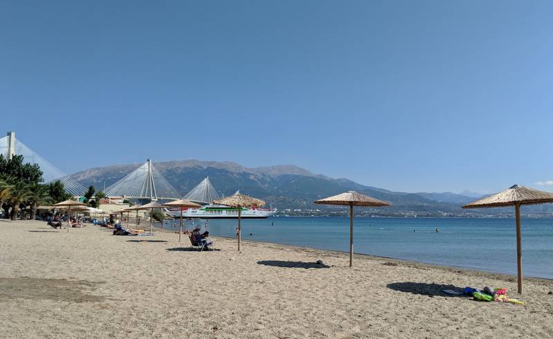 Photo de Antirrio beach avec sable brun de surface