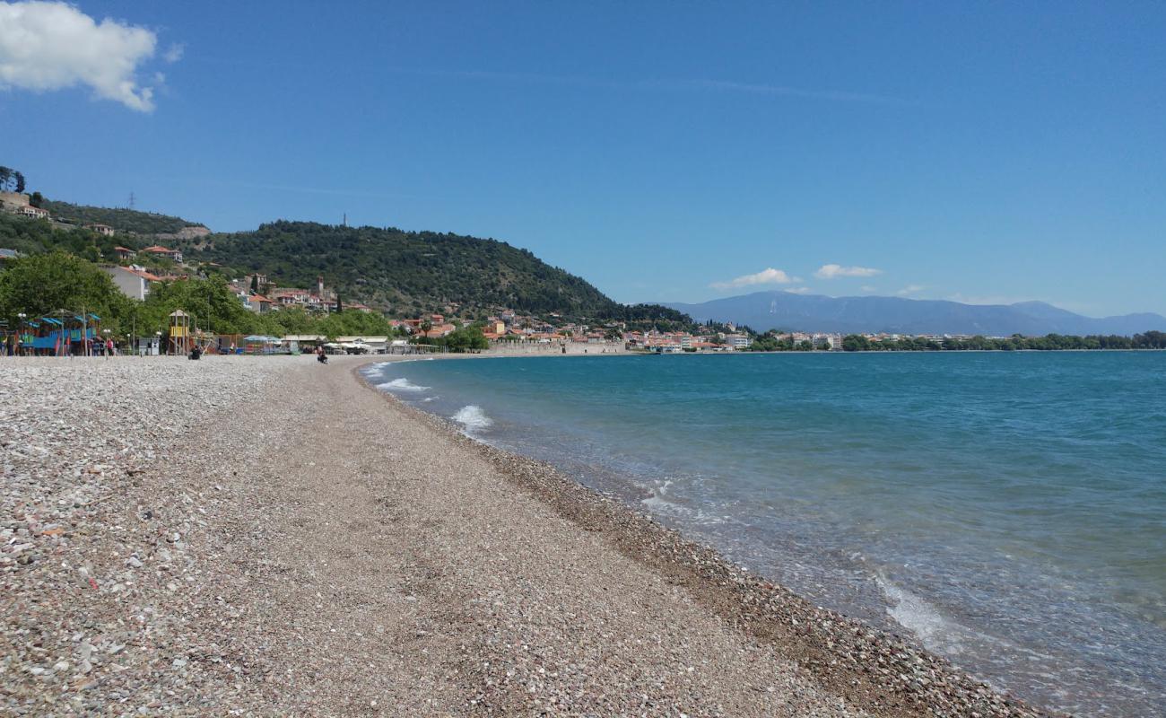 Photo de Nafpaktos psani beach avec caillou fin gris de surface