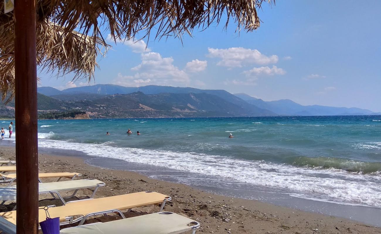 Photo de Chiliadou beach avec sable brun de surface