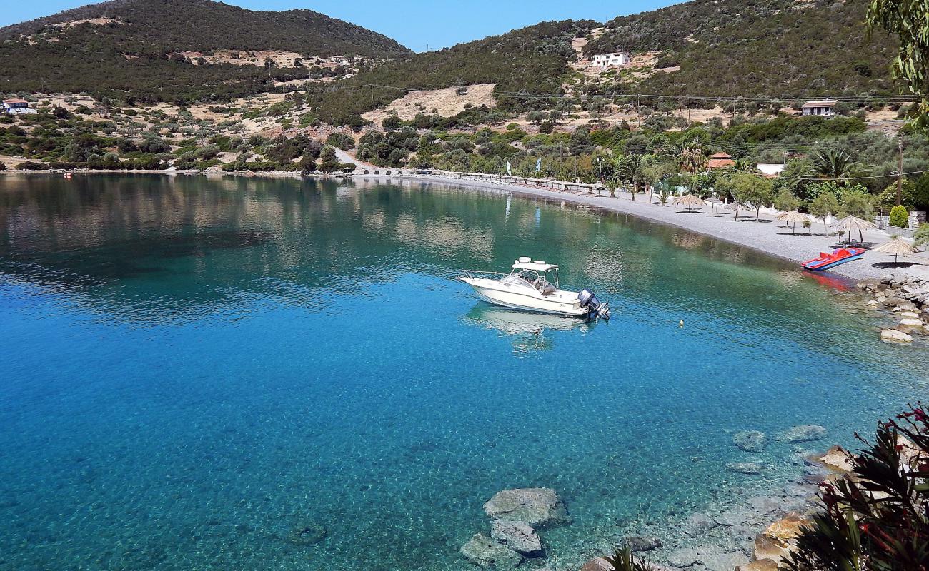 Photo de Agios Nikolaos beach avec caillou fin gris de surface