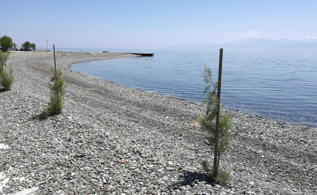 Photo de Delphi beach avec caillou fin gris de surface