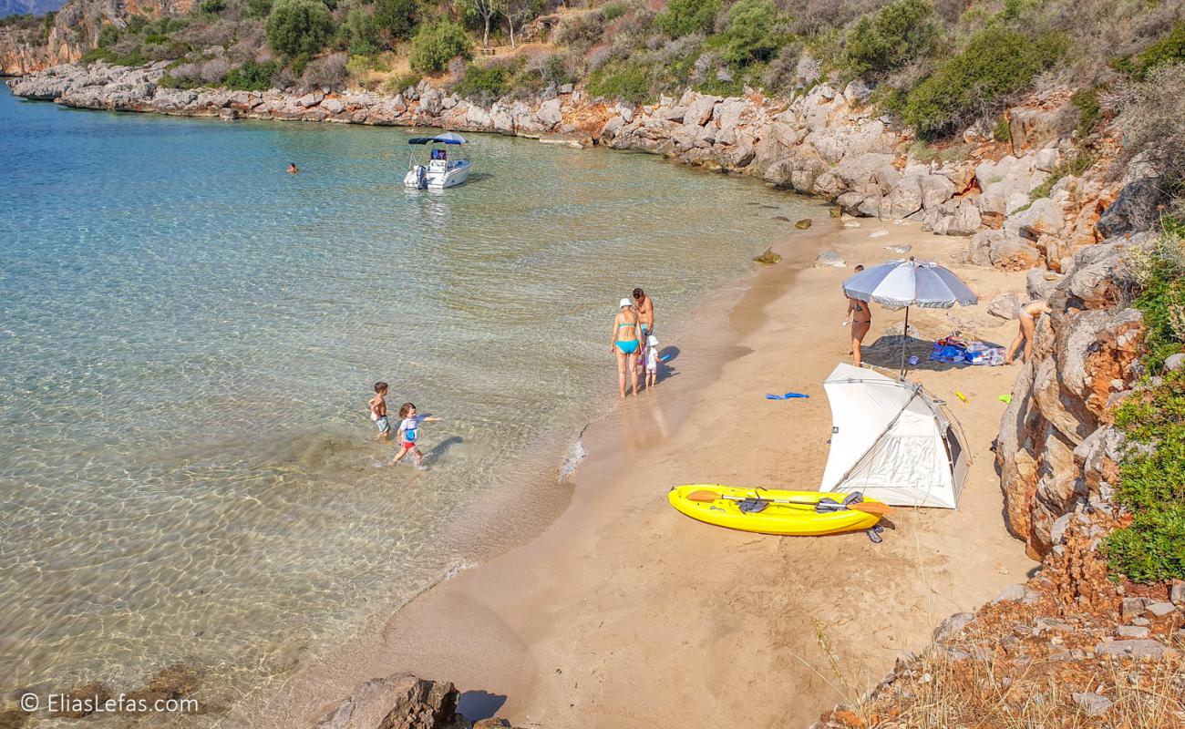 Photo de Asteri beach avec sable lumineux de surface