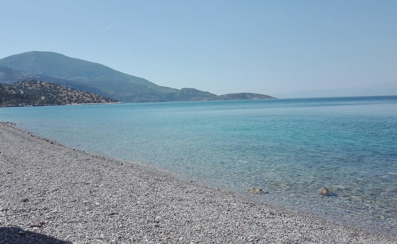 Photo de Agios Nikolaos beach avec petits galets beige de surface