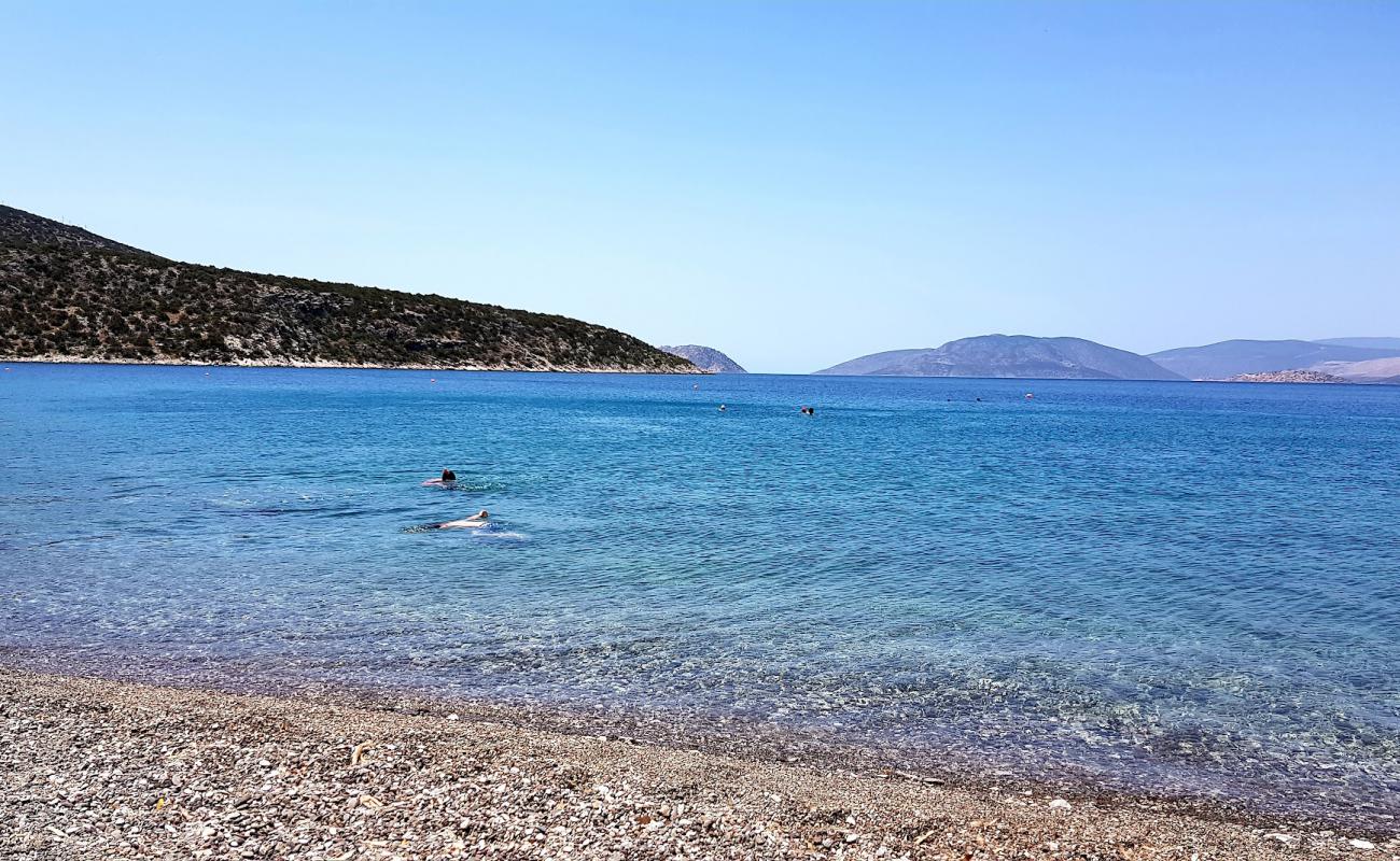 Photo de Alyki Beach avec sable noir avec caillou de surface