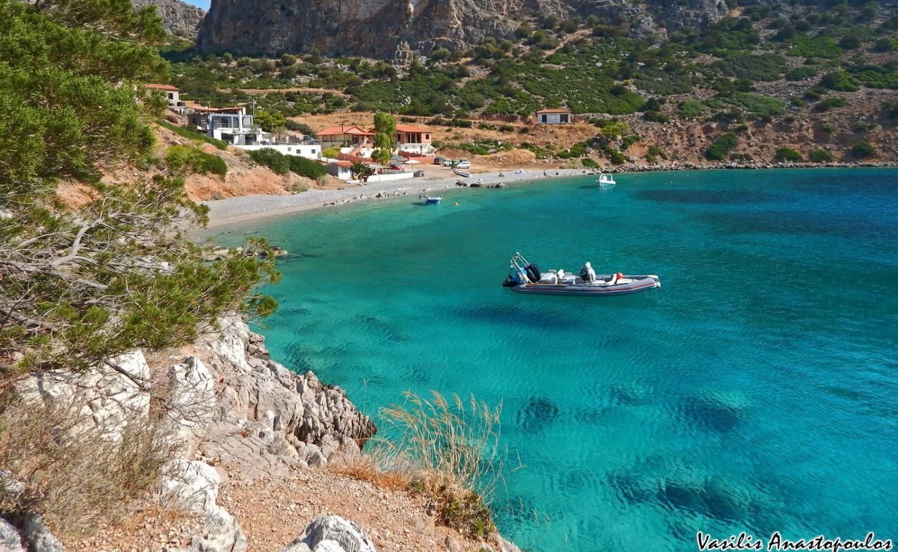 Photo de Lemos beach avec petits galets beige de surface