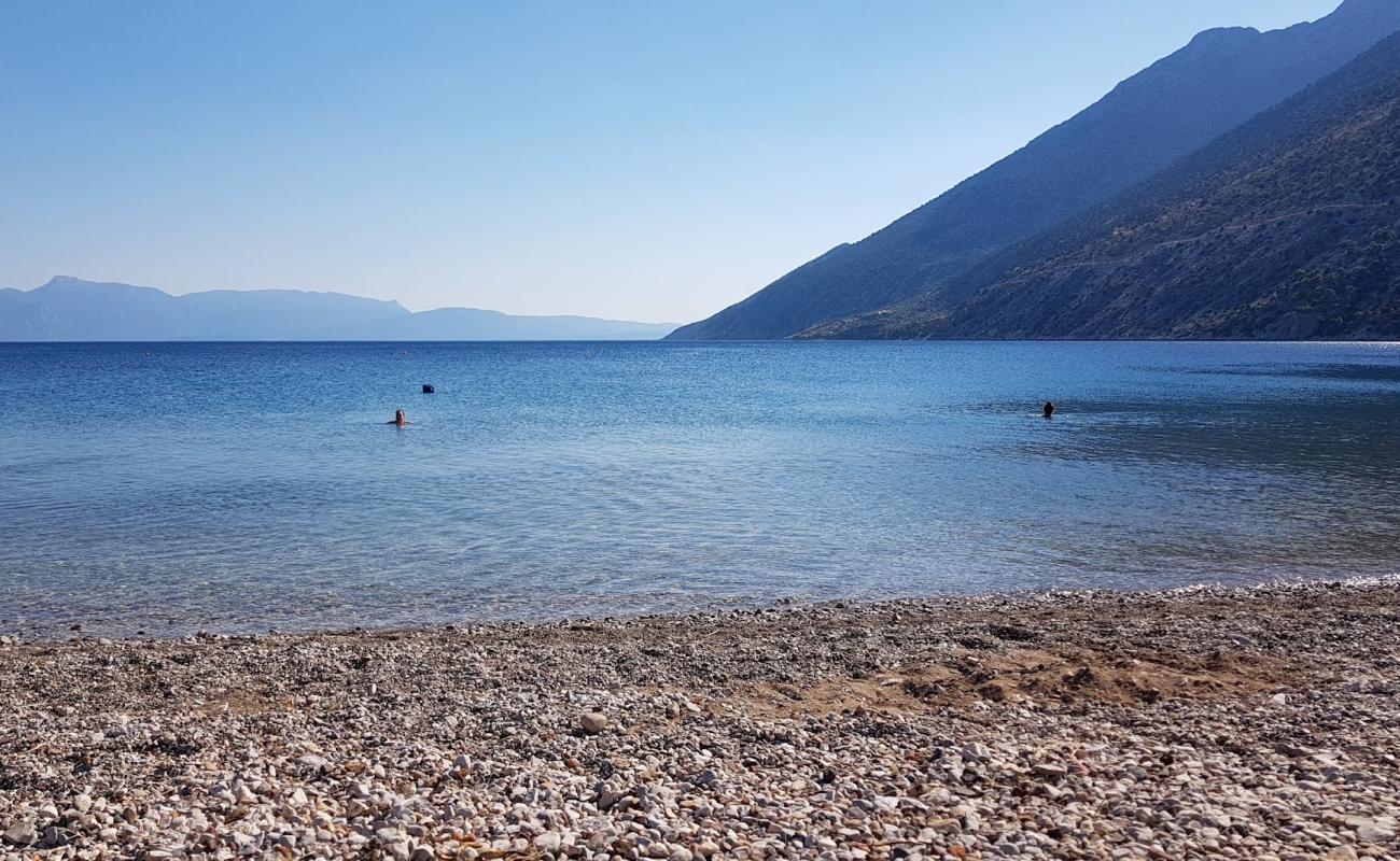 Photo de Livadastrata beach avec sable noir avec caillou de surface