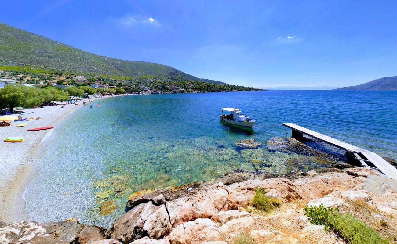 Photo de Agios Vasilios beach avec petits galets beige de surface
