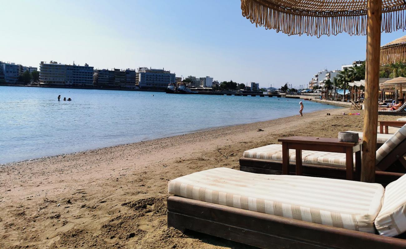 Photo de Asteria beach avec sable brun de surface