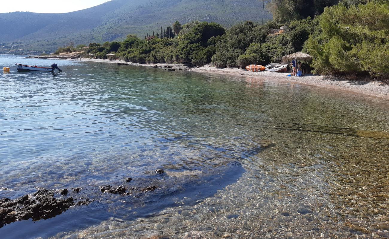 Photo de Kokossi beach avec galets beige de surface