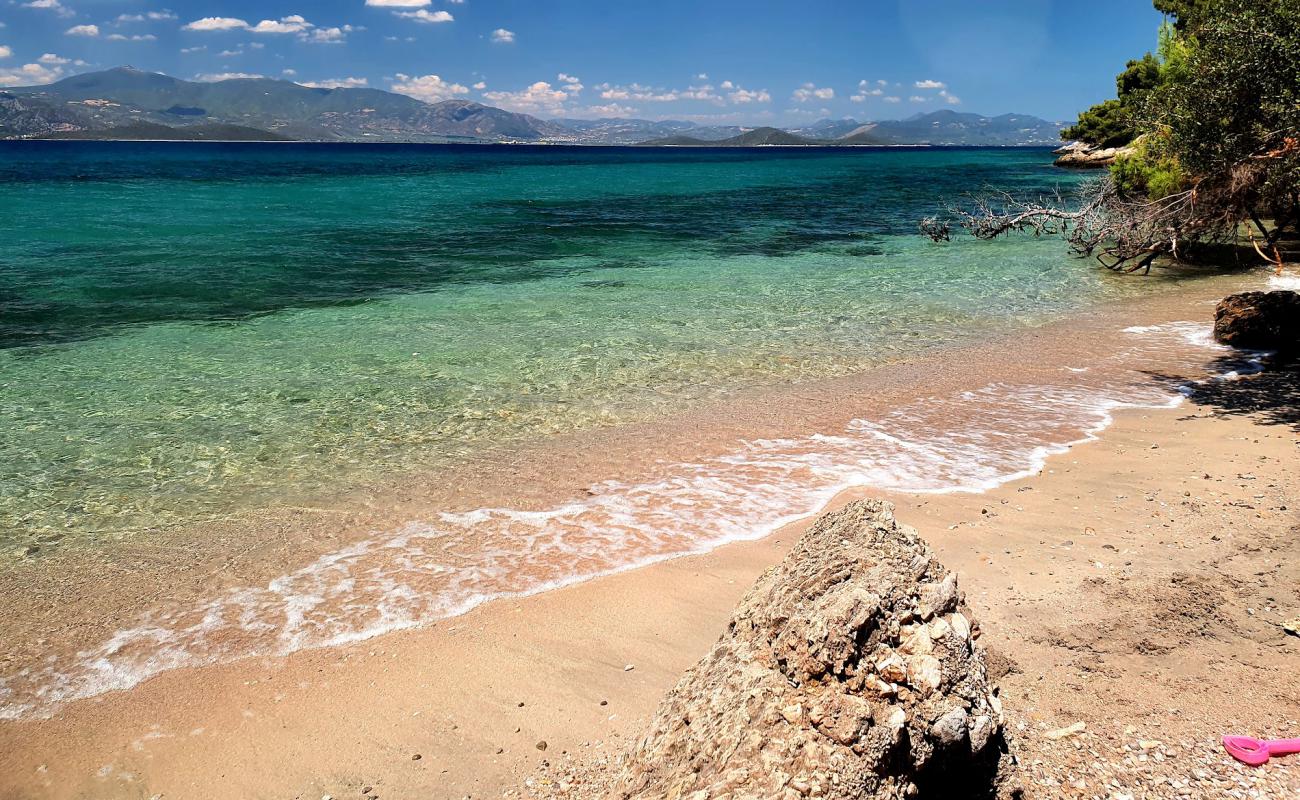 Photo de Vougiouklaki beach avec sable lumineux de surface