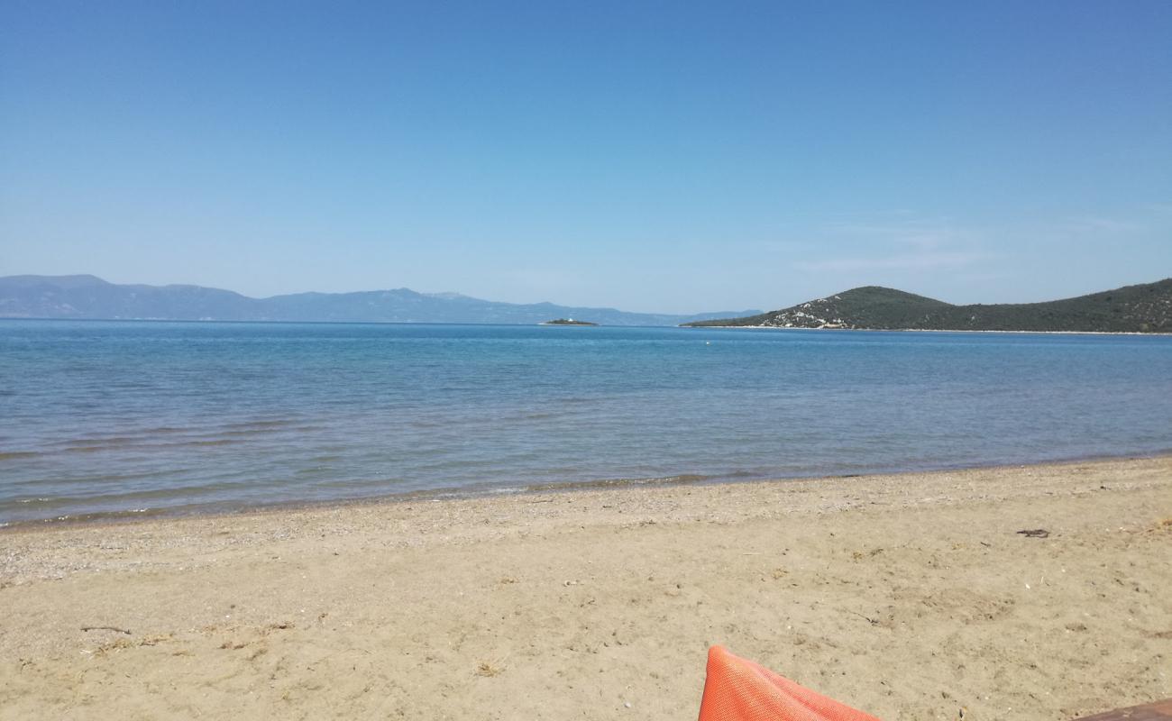 Photo de Skala beach avec sable brun de surface