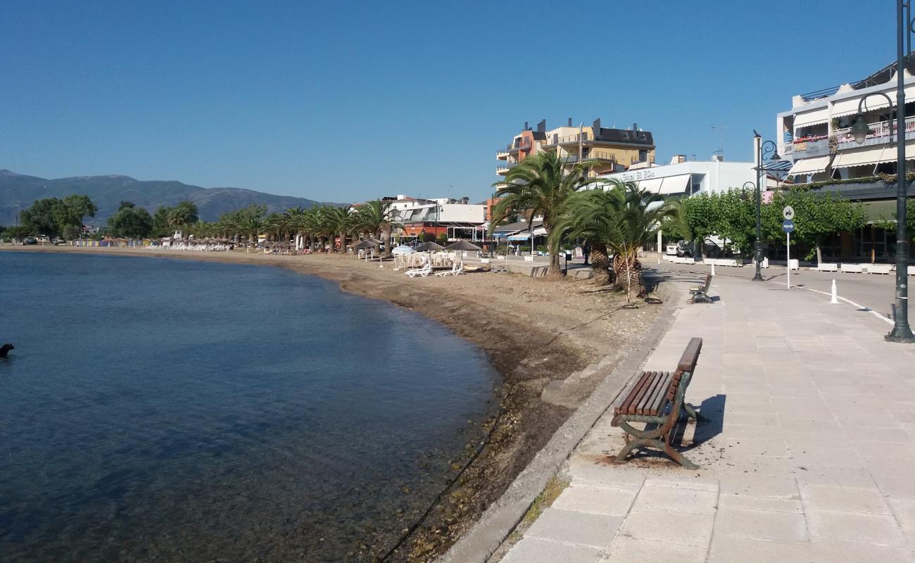 Photo de Livanates beach avec sable brun de surface