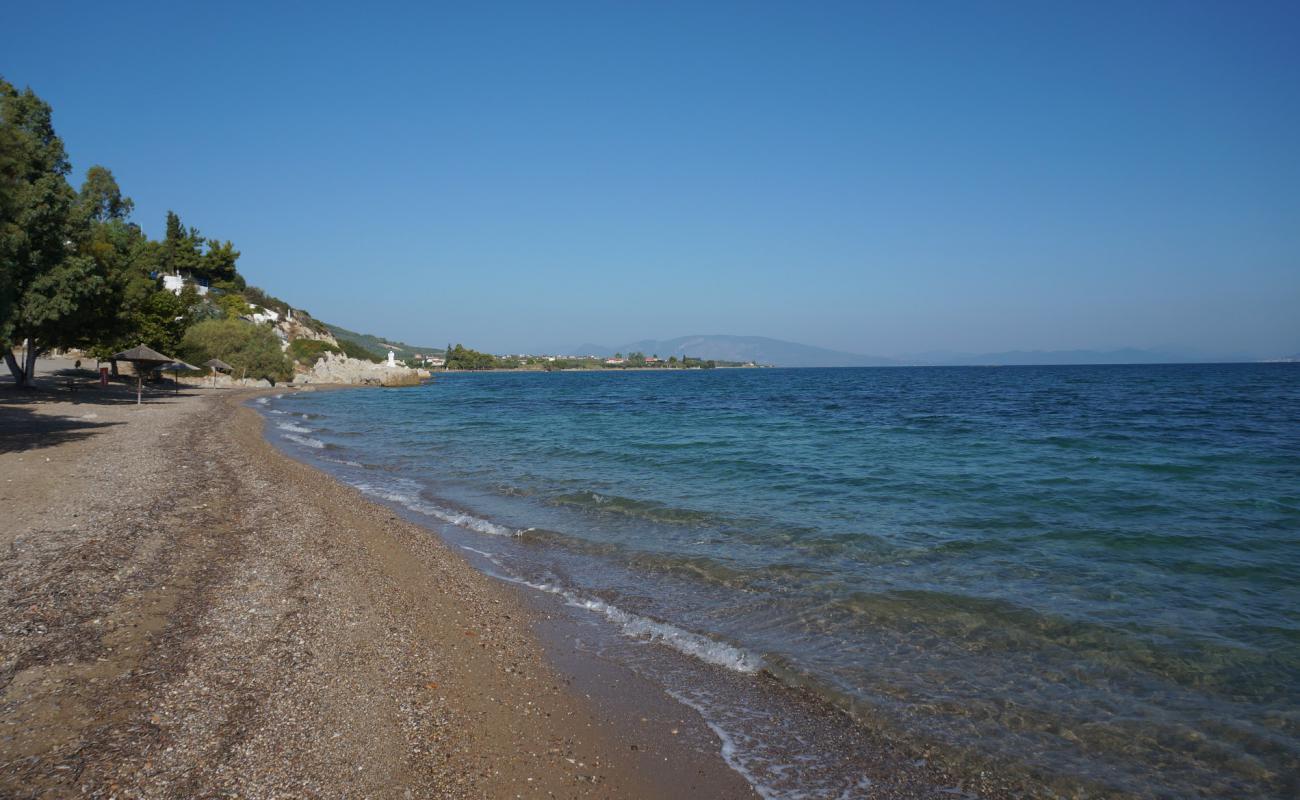 Photo de Agios Ioannis mikro beach avec sable noir avec caillou de surface