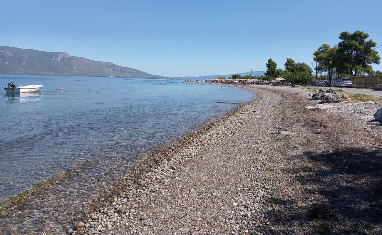 Photo de Kalamos beach avec sable noir avec caillou de surface