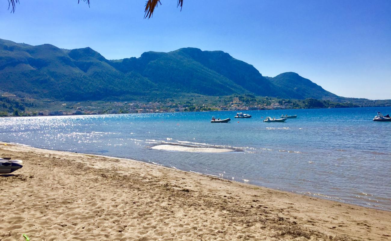 Photo de Agios Konstantinos beach avec sable brun de surface