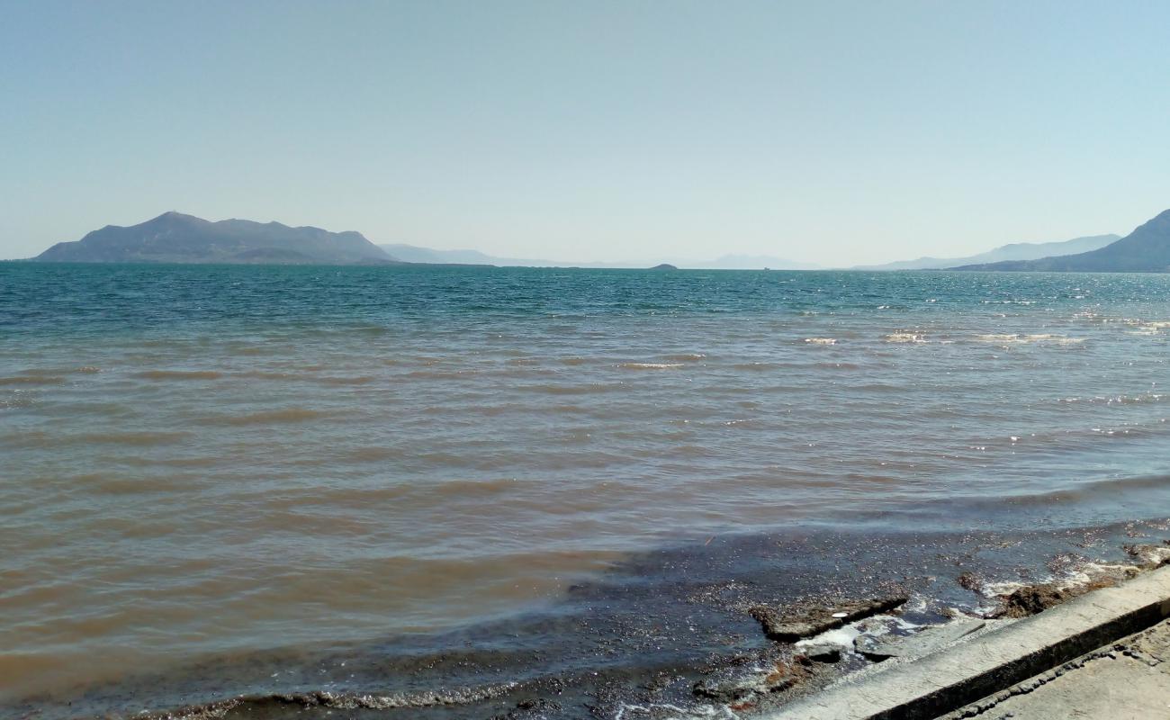 Photo de Chryssi akti beach avec sable gris avec caillou de surface